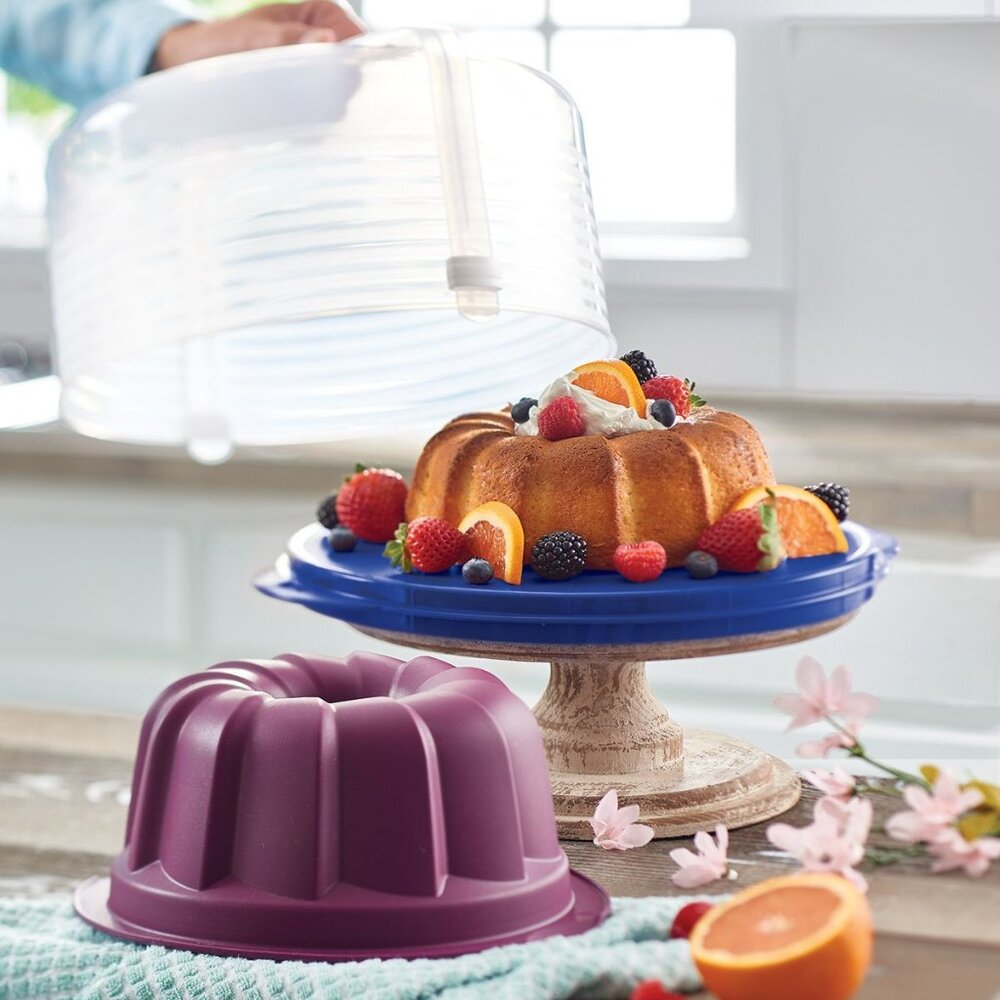 🆕 Tupperware Silicone Bundt cake form New